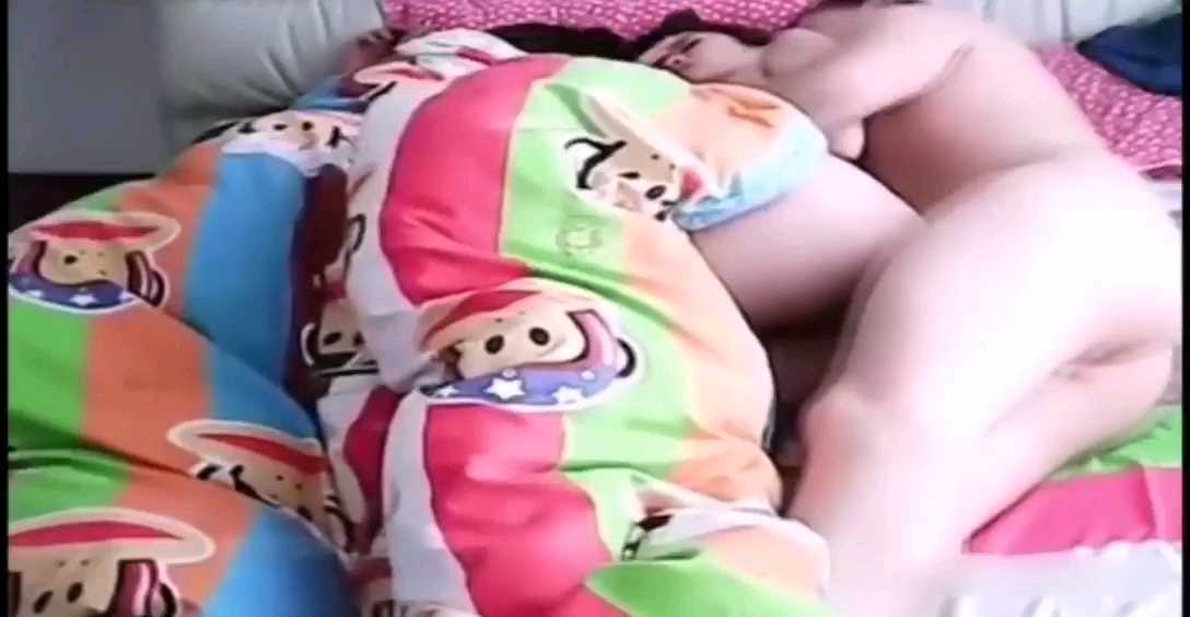 监控摄像头偷拍家庭乱伦，老婆睡着了，偷偷后入女儿